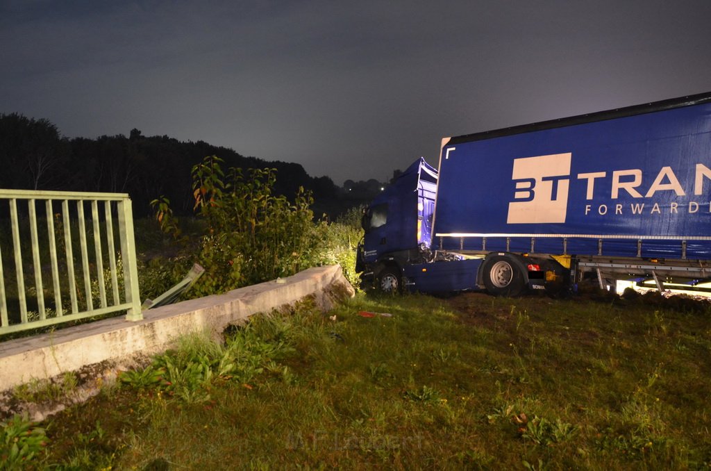 VU LKW umgestuerzt Feldkassel Industriestr Robert Boschstr P235.JPG